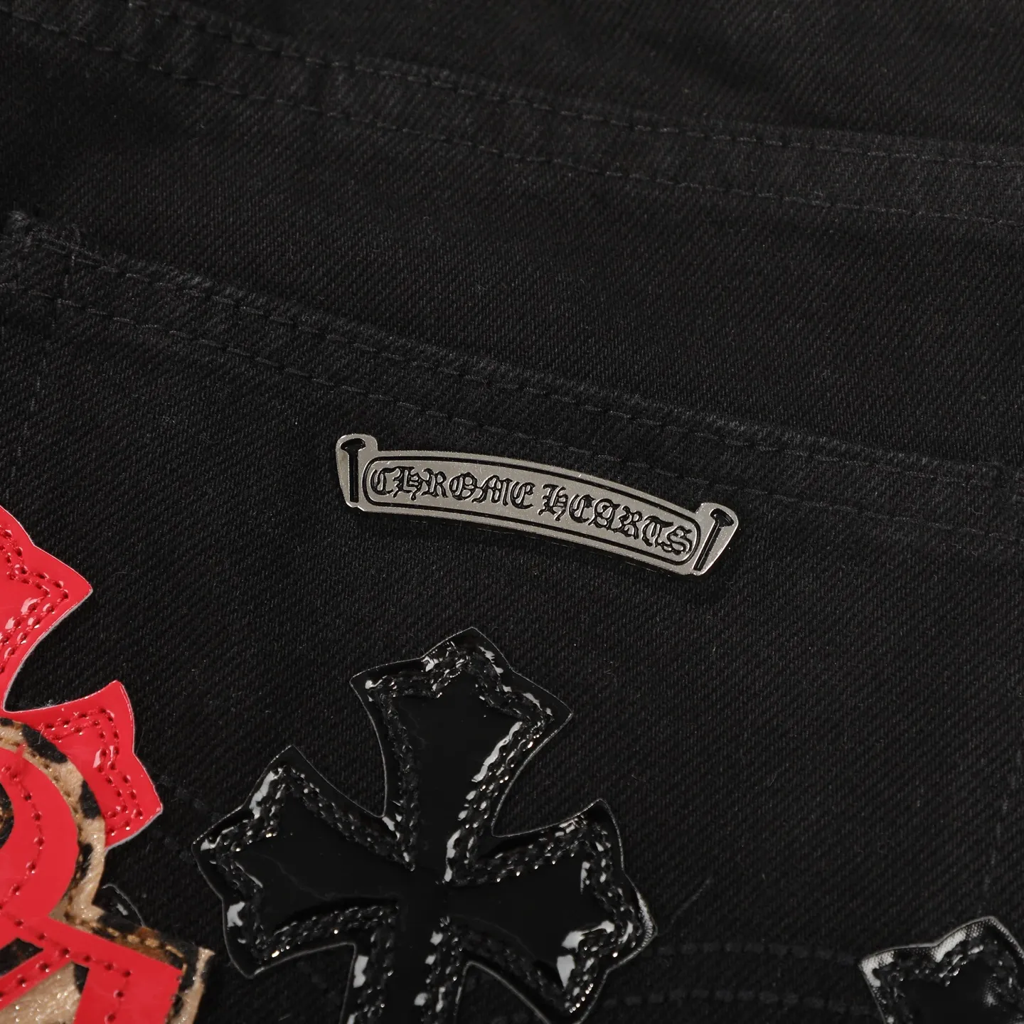 P240 Chrome Hearts 24SS Cross Sanskrit limited style graffiti printed leather jeans. Chrome Hearts limited edition leather washed jeans, Miami limited jeans, the entire cross leather is hand-made_different version, a heavy black blue cow fabric with moderate thickness and texture, antique metal silver label decoration, denim embedded thread manufacturing and production 💙Among Chrome Hearts' many trousers, its color is unique, and people are deeply attracted at a glance. It is made of beaded canvas fabric and has been washed with heavy water. The upper body is very textured, crisp and stylish, and will not collapse at all. The three-dimensional cut of the trousers has a first-class effect in modifying the shape of the legs. It can be easily controlled by any figure, and you can instantly become a street trendy person when you put it on.  🔩Customized hardware, full of texture, every detail is done to the extreme. The thick beaded canvas fabric becomes soft and skin-friendly after washing, and has excellent breathability, making it comfortable to wear all day long. Customized small leather label, unique design, simple yet elegant, exquisite workmanship, neat wiring, every detail demonstrates quality and style.  These pants are gender-neutral and can be worn by both men and women, easily creating a sense of fashion. Pair them with a T-shirt or sweatshirt and you can easily go out and hit the streets. Size: 28/30/32/34/36 Waist: 69/74/79/84/89 Pants length: 102/103/104/105/106